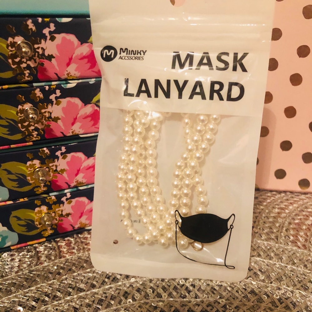 Masque pearl lanyard